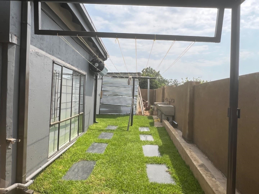 To Let 8 Bedroom Property for Rent in Bethanie North West
